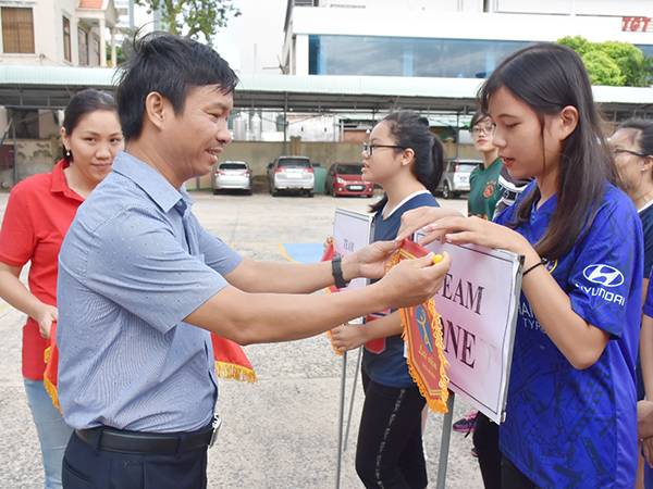 Anh Lê Anh Quỳnh, Giám đốc Nhà Văn hóa Thanh niên tỉnh trao cờ lưu niệm cho các đội tham dự giải.