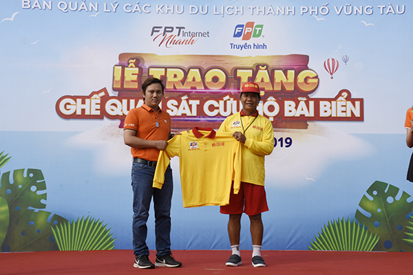 Đại diện FPT Telecom Chi nhánh Vũng Tàu tặng đồng phục cho lực lượng cứu hộ bờ biển.