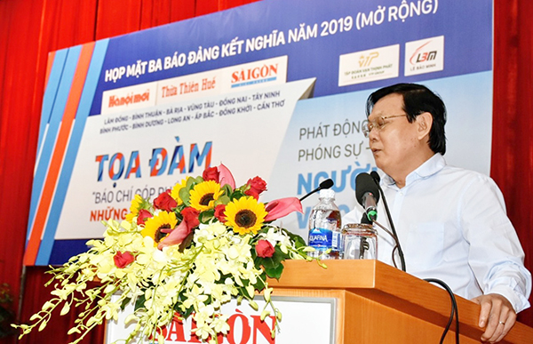 Ông Nguyễn Tấn Phong, Tổng Biên tập Báo Sài Gòn Giải Phóng phát biểu khai mạc cuộc tọa đàm.
