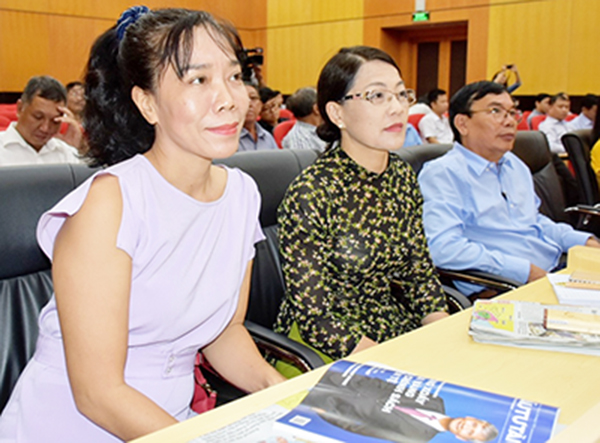 Bà Huỳnh Thanh Nam, Phó Tổng Biên tập phụ trách Báo Tây Ninh (bìa trái) tham dự tọa đàm.