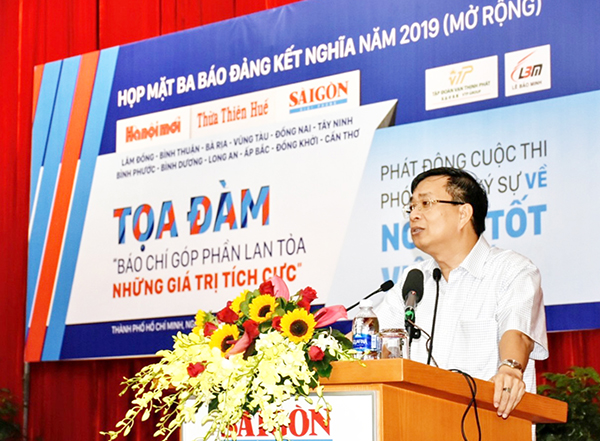 Ông Nguyễn Hoàng Long, Tổng Biên tập Báo Hà Nội Mới, phát biểu tham luận tại tọa đàm.