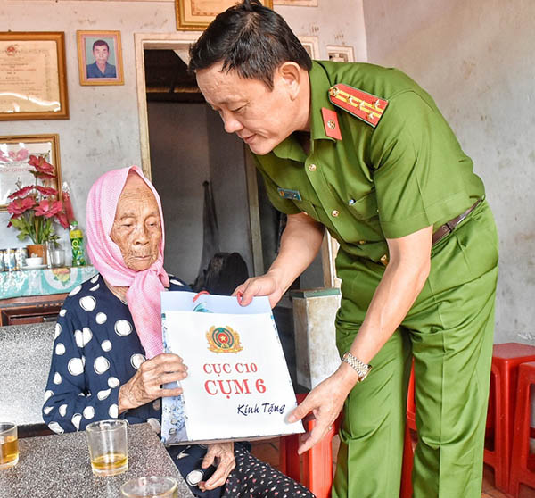 Đại tá Nguyễn Trọng Tuấn, Giám thị Trại giam Xuyên Mộc tặng quà cho Mẹ Việt Nam anh hùng Võ Thị Vĩ ( ngụ tại TT. Đất Đỏ, huyện Đất Đỏ).