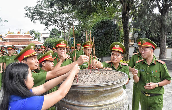 Cán bộ, chiến sĩ dâng hương tại Đền thờ Nữ Anh hùng liệt sĩ Võ Thị Sáu.