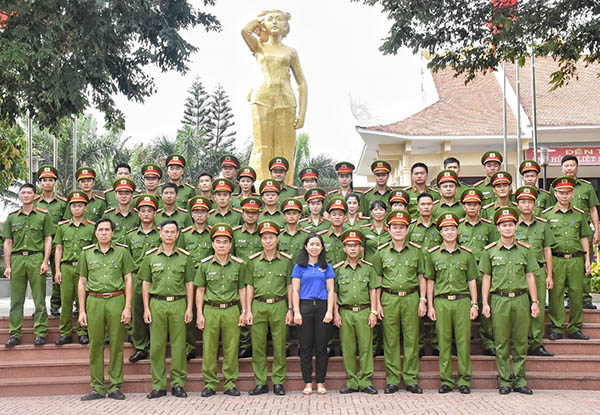 Các đại biểu chụp hình lưu niệm khi đến dâng hương tại Đền thờ Nữ Anh hùng liệt sĩ Võ Thị Sáu.