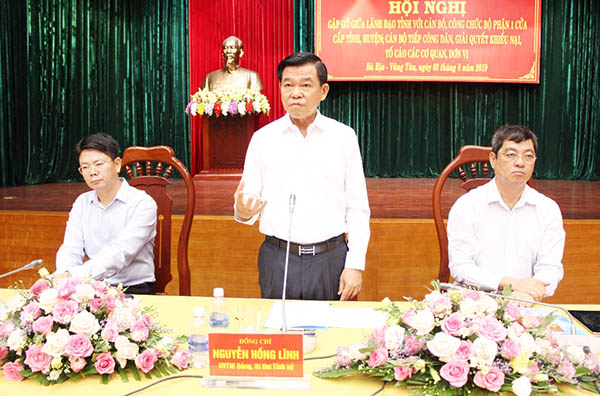 Ông Nguyễn Hồng Lĩnh, Ủy viên Trung ương Đảng, Bí thư Tỉnh ủy, Chủ tịch HĐND tỉnh phát biểu tại buổi gặp mặt với cán bộ, công chức bộ phận một cửa, cán bộ tác tiếp công dân, giải quyết khiếu nại, tố cáo trên toàn địa bàn tỉnh.