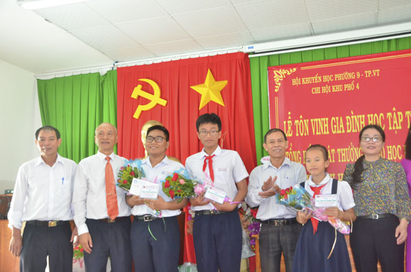  Đại diện các cấp Hội Khuyến học tặng học bổng và quà cho các em học sinh giỏi của khu phố 4, phường 9.
