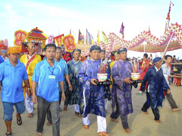 Nghi thức thỉnh Bà Thủy thần nhập điện được tổ chức trang trọng trong Lễ hội Dinh Cô Long Hải.
