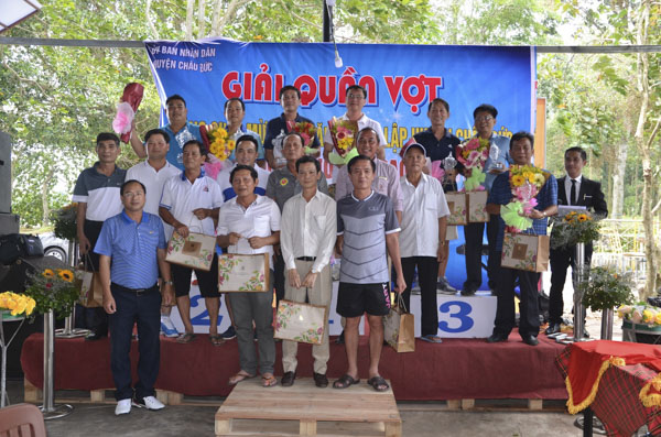 Ban Tổ chức trao giải Nhất, Nhì và Ba ( nội dung 1.225 điểm) cho các cặp đôi VĐV.