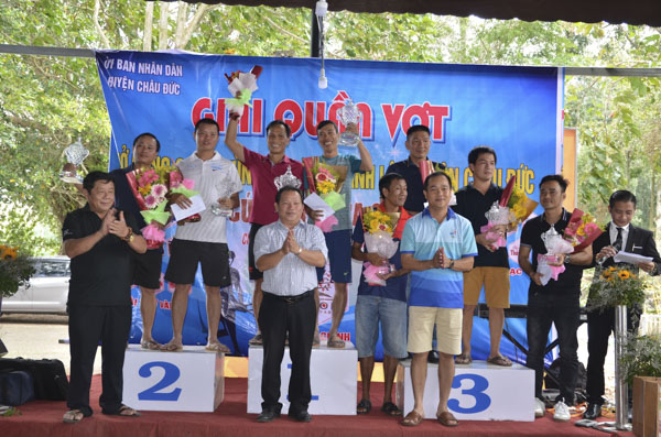 Ban Tổ chức trao giải Nhất, Nhì và Ba ( nội dung 1.400 điểm) cho các cặp đôi VĐV.