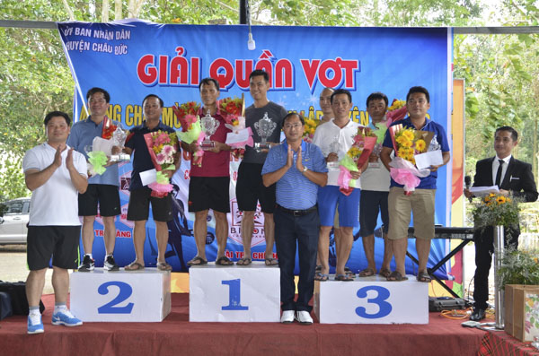 Ban Tổ chức trao giải Nhất, Nhì và Ba ( nội dung 1.275 điểm) cho các cặp đôi VĐV.
