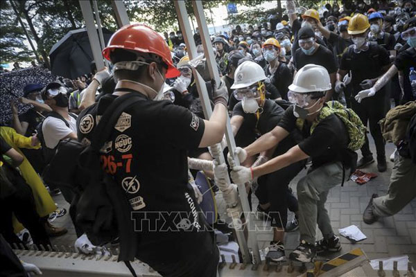 Những người biểu tình quá khích phá hàng rào để tràn vào tòa nhà cơ quan lập pháp ở Hong Kong, Trung Quốc, ngày 1/7/2019. (Nguồn AFP)