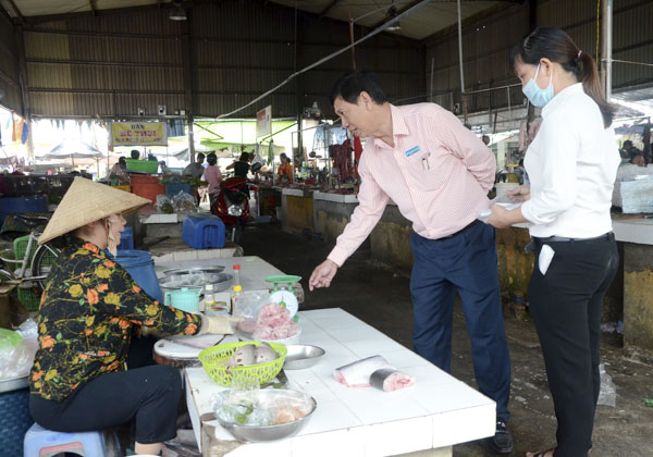 Đoàn kiểm tra Sở Công thương lấy mẫu chả cá thác lác tại chợ Phường 9 để kiểm nghiệm chỉ tiêu hàn the.