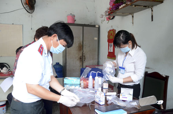 Đoàn kiểm tra ATTP Sở Công thương test nhanh các chỉ tiêu hàn the, formol, salycilic, phẩm màu các mẫu thực phẩm lấy ngẫm nhiên tại chợ Bến Đá (phường 5).