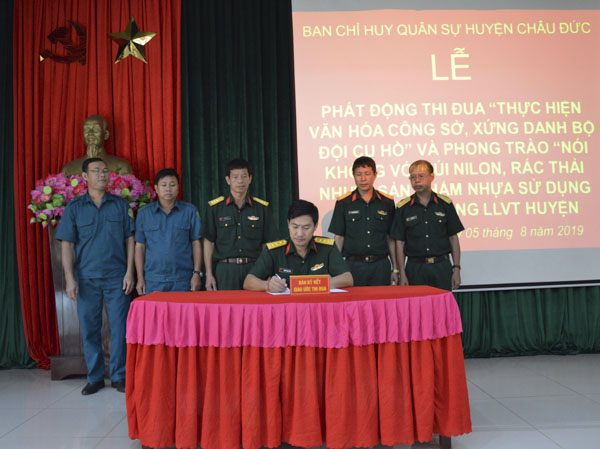 Phát động và ký kết giao ước thi đua trong LLVT huyện. 