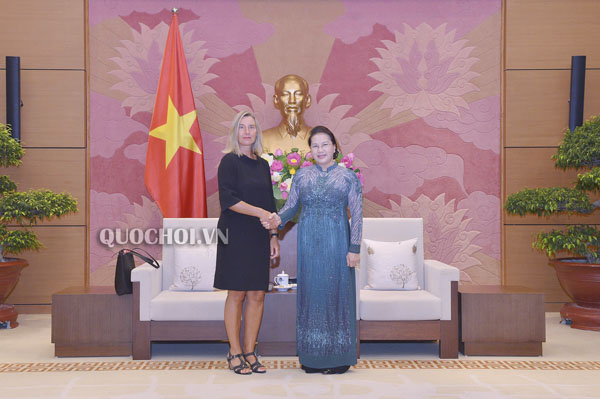 Chủ tịch Quốc hội Nguyễn Thị Kim Ngân và bà Federica Mogherini, Phó Chủ tịch Ủy ban châu Âu,  đại diện cấp cao của EU về chính sách Đối ngoại và An ninh.