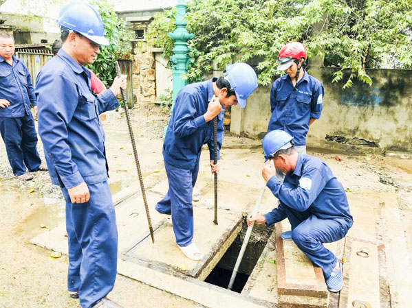 Công nhân Busadco nạo vét hệ thống thoát nước trên đường Trần Phú (TP.Vũng Tàu). Ảnh: QUANG VŨ