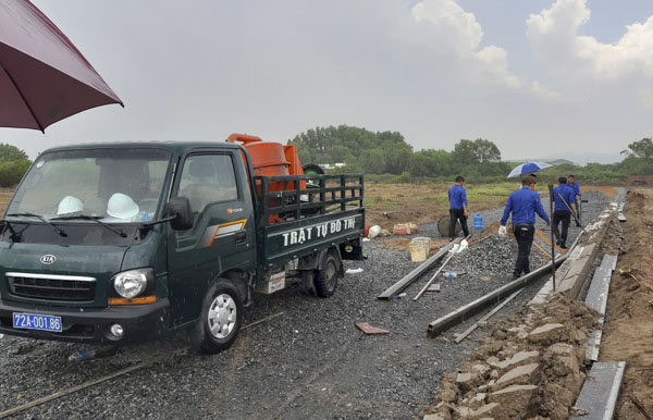 Lực lượng chức năng của TP.Vũng Tàu cưỡng chế, phá bỏ các con đường xây dựng trái phép trong khu đất tờ bản đồ số 44 Võ Văn Kiệt, phường 12.