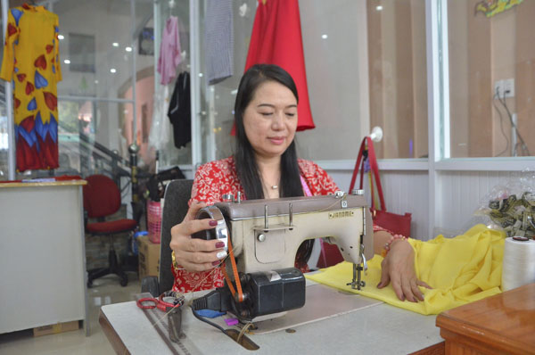 Chị Vương Hoàng Phi Oanh với công việc hằng ngày tại tiệm may Phương Oanh (373, Cách Mạng Tháng Tám, TP.Bà Rịa) do chị làm chủ.
