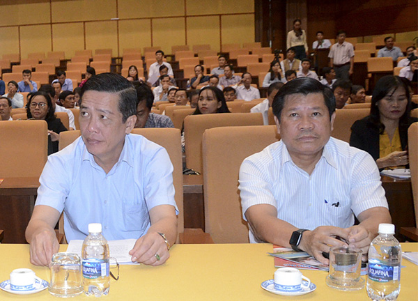 Ông Lưu Tài Đoàn, Ủy viên Ban Thường vụ Tỉnh ủy, Trưởng Ban Tổ chức Tỉnh ủy (hàng đầu, bên trái) và ông Nguyễn Văn Xinh, Ủy viên Ban Thường vụ Tỉnh ủy, Trưởng ban Tuyên giáo Tỉnh ủy (hàng đầu, bên phải) tham dự Hội nghị.