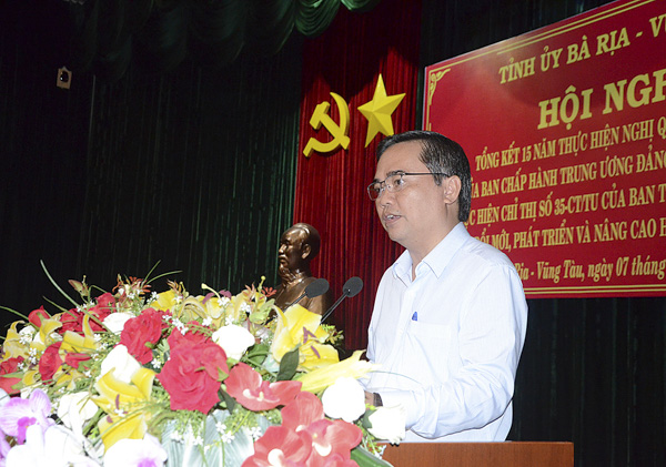  Ông Nguyễn Văn Đặng, Phó Giám đốc Sở KH-ĐT báo cáo kết quả 15 năm thực hiện Nghị quyết số 13-NQ/TW ngày 18/3/2002 của Ban Chấp hành Trung ương Đảng khóa IX.