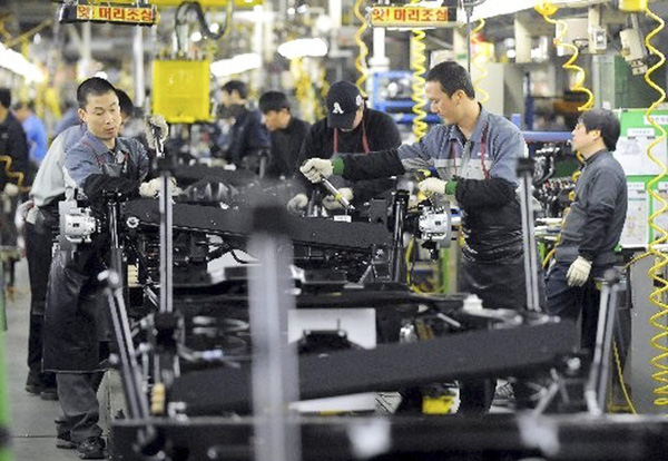 Công nhân làm việc tại một nhà máy sản xuất ô tô ở Pyeongtaek, Hàn Quốc. (Nguồn AFP)