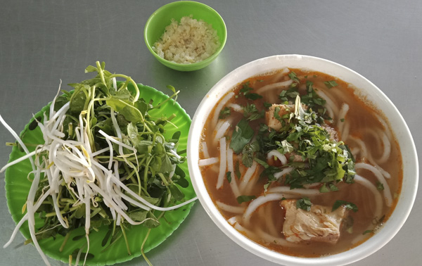 Tô bánh canh cá lóc hấp dẫn thực khách của quán Phúc Lân, xã Bình Ba,  huyện Châu Đức.