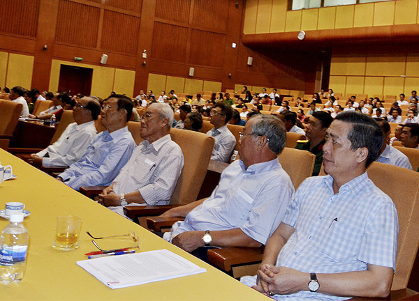 Lãnh đạo tỉnh qua các thời kỳ và ông Lưu Tài Đoàn, Ủy viên Ban Thường vụ Tỉnh ủy, Trưởng Ban Tổ chức Tỉnh ủy (bìa phải) tham dự hội nghị.