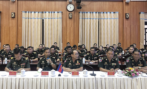 Đoàn Công tác Bộ Tư lệnh Cảnh vệ, Quân đội Hoàng gia Campuchia tại buổi thăm và làm việc với Bộ CHQS tỉnh.