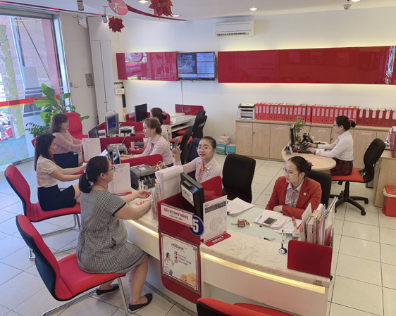 DN mong muốn tiếp cận dễ hơn với nguồn vốn ngân hàng. Trong ảnh: Khách hàng giao dịch tại HDbank, chi nhánh Vũng Tàu.