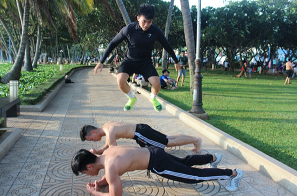 Thành viên nhóm Street workout Vũng Tàu luyện tập động tác Plank.