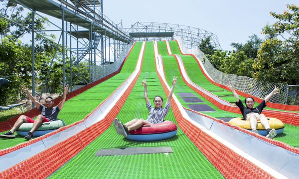 Du khách chơi trượt cỏ tại Hồ Mây Park.