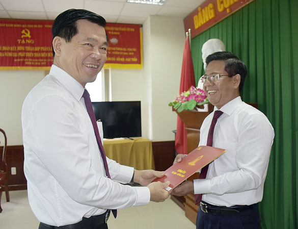 Ông Nguyễn Hồng Lĩnh, Bí thư Tỉnh ủy, trao Quyết định điều động ông Bùi Chí Thành, Bí thư Huyện ủy, Chủ tịch HĐND huyện Châu Đức đến công tác tại Ủy ban MTTQVN tỉnh.