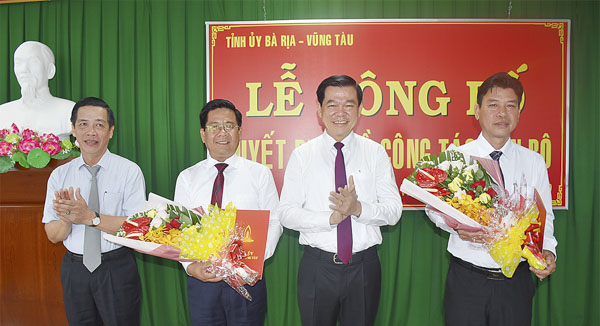 Ông Nguyễn Hồng Lĩnh, Bí thư Tỉnh ủy (thứ hai bên phải sang) và ông Lưu Tài Đoàn, Trưởng Ban Tổ chức Tỉnh ủy (bìa trái) trao Quyết định và tặng hoa chúc mừng ông Bùi Chí Thành, Bí thư Huyện ủy, Chủ tịch HĐND huyện Châu Đức (thứ hai bên trái sang) và ông Trần Văn Lợi, Phó Bí thư Thường trực Thành ủy Bà Rịa (bìa phài) đến công tác tại Ủy ban MTTQVN tỉnh.