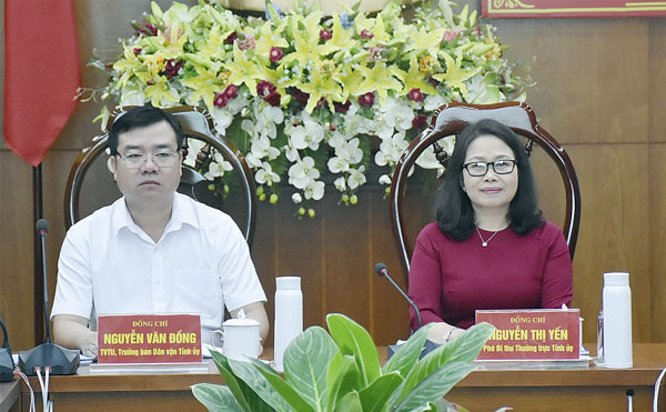 Bà Nguyễn Thị Yến, Phó Bí thư Thường trực Tỉnh ủy, Trưởng Đoàn Đại biểu Quốc hội tỉnh và ông Nguyễn Văn Đồng, Ủy viên Ban Thường vụ Tỉnh ủy, Trưởng Ban Dân vận Tỉnh ủy, chủ trì hội nghị. 