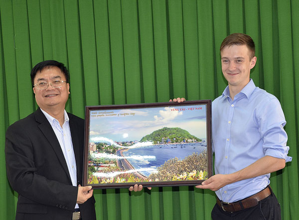 Ông Hoàng Vũ Thảnh, Phó Chủ tịch UBND TP.Vũng Tàu (bên trái) trao quà lưu niệm cho ông Zach Herbers, Trợ lý của Thủ hiến bang Alberta (Canada).