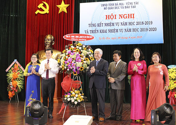 Ông Nguyễn Hồng Lĩnh, Ủy viên Trung ương Đảng, Bí thư Tỉnh ủy, Chủ tịch HĐND tỉnh (thứ hai, bên trái sang) tặng lẵng hoa của Tỉnh ủy, HĐND, UBND, UBMTTQVN tỉnh chúc mừng ngành GD-ĐT tỉnh hoàn thành nhiệm vụ năm học 2018-2019.