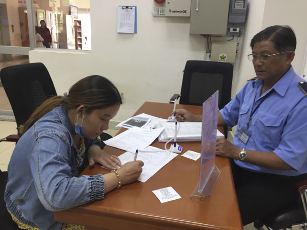 Người dân điền thông tin vào phiếu yêu cầu cấp phiếu LLTP tại Bộ phận một cửa Sở Tư pháp.
