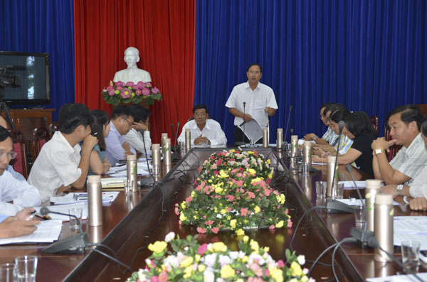 Ông Nguyễn Tấn Bản, Phó Chủ tịch UBND huyện Châu Đức làm việc với Đoàn công tác của Sở Y tế về tình hình phòng, chống SXH tại địa phương.