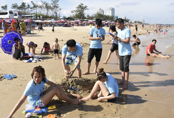 Bãi Sau vẫn đông khách trong tuần đầu tháng 8.