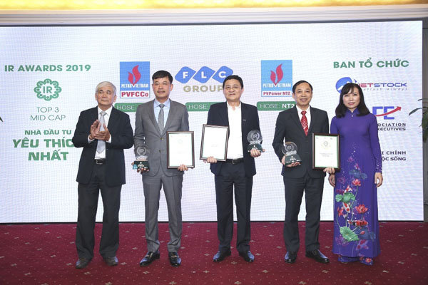 Ông Lê Cự Tân (Thứ 2 từ trái sang) đại diện PVFCCo nhận danh hiệu Top 3 DNNY nhóm Midcap có hoạt động IR được NĐT yêu thích nhất.