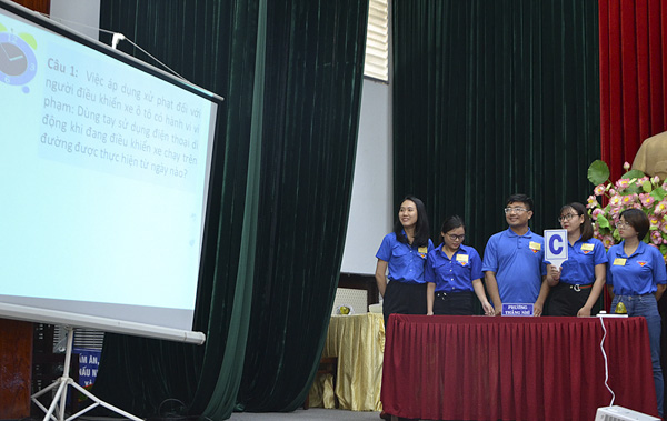 Đội phường Thắng Nhì đưa đáp án trả lời câu hỏi trong phần thi “Ai nhanh hơn”.