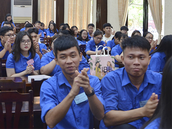 Cổ động viên hào hứng cổ vũ hội thi.