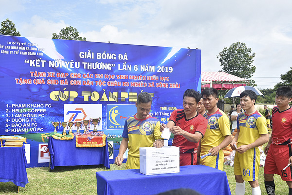 Các mạnh thường quân, lãnh đạo và cầu thủ các đội đóng góp thiện nguyện.