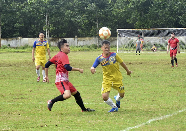 Trận đấu giữa FC Helio Coffee (bìa trái) và FC Lam Hồng.