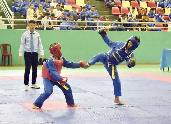 Các VĐV nhóm tuổi 12 đến 15 thi đấu đối kháng.