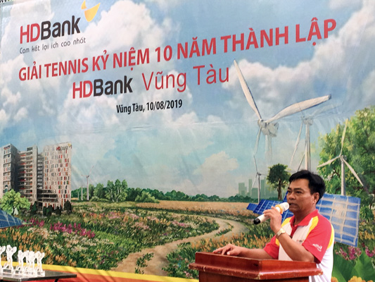 Ông Nguyễn Gia Hồng, Giám đốc HDBank Vũng Tàu phát biểu khai mạc Giải Tennis kỷ niệm 10 năm thành lập HDBank Vũng Tàu.