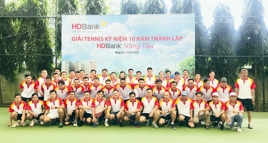 Các doanh nhân chụp hình lưu niệm tại giải tennis.