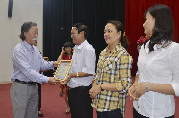 Nhạc sĩ Hoàng Lương, Phó Chủ tịch Hội Văn học-Nghệ thuật tỉnh trao giải cho các đội.