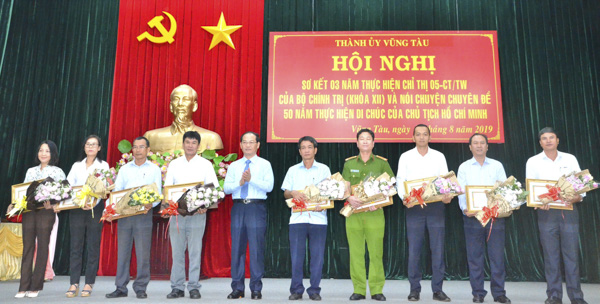Thành ủy Vũng Tàu vừa sơ kết 3 năm thực hiện Chỉ thị 05-CT/TW của Bộ Chính trị về đẩy mạnh việc học tập và làm theo tư tưởng, đạo đức,  phong cách Hồ Chí Minh. Trong ảnh: Ông Mai Ngọc Thuận, Ủy viên Ban Thường vụ Tỉnh ủy, Bí thư Thành ủy, Chủ tịch HĐND TP. Vũng Tàu (thứ 5, từ trái sang) trao Giấy khen cho các tập thể đạt thành tích xuất sắc trong 3 năm thực hiện Chỉ thị 05-CT/TW. Ảnh: THI PHONG