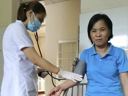 Chị Hoàng Thị Nghiêm - nạn nhân tội phạm mua bán người đang được nhân viên y tế Trung tâm Xã hội tỉnh chăm sóc sức khỏe và tư vấn tâm lý. Ảnh: HỒNG THANH 